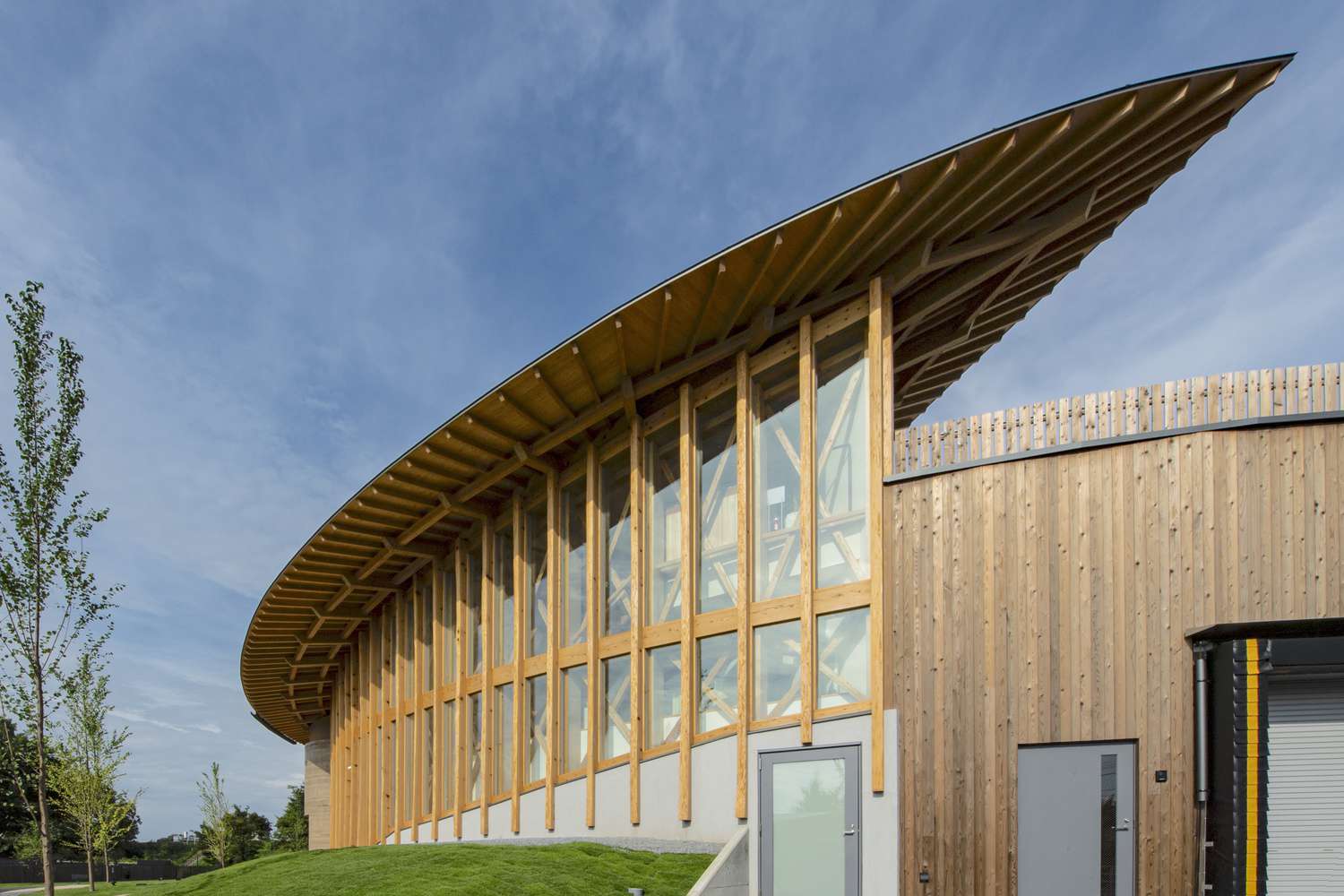 Rammed Earth & Wood Embrace the Sky in This Trendy Cafe